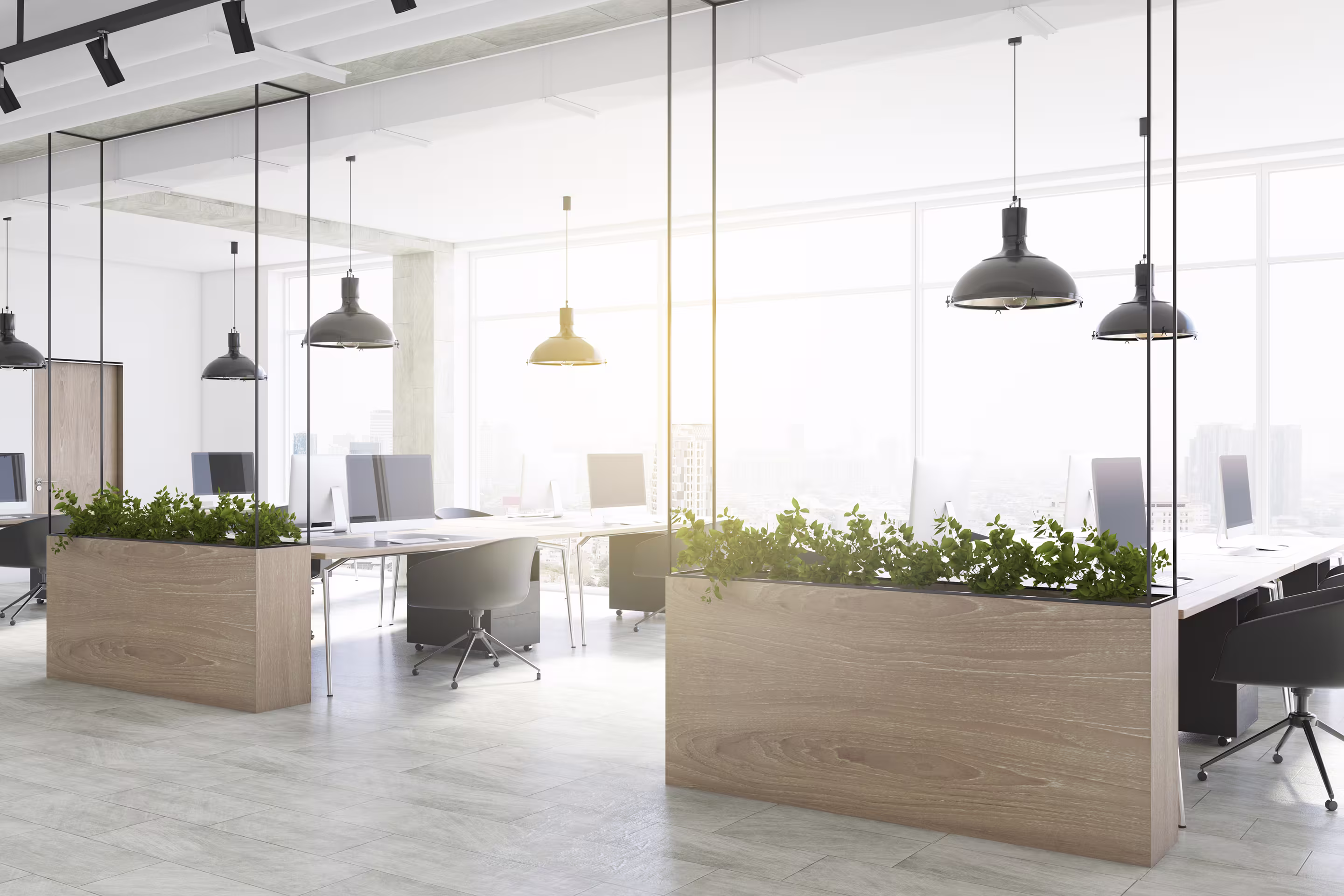 Modernes helles Büro mit großen Fenstern, schwarzen Stühlen, Holzpflanzkübeln mit Grünpflanzen und Industriependelleuchten.
