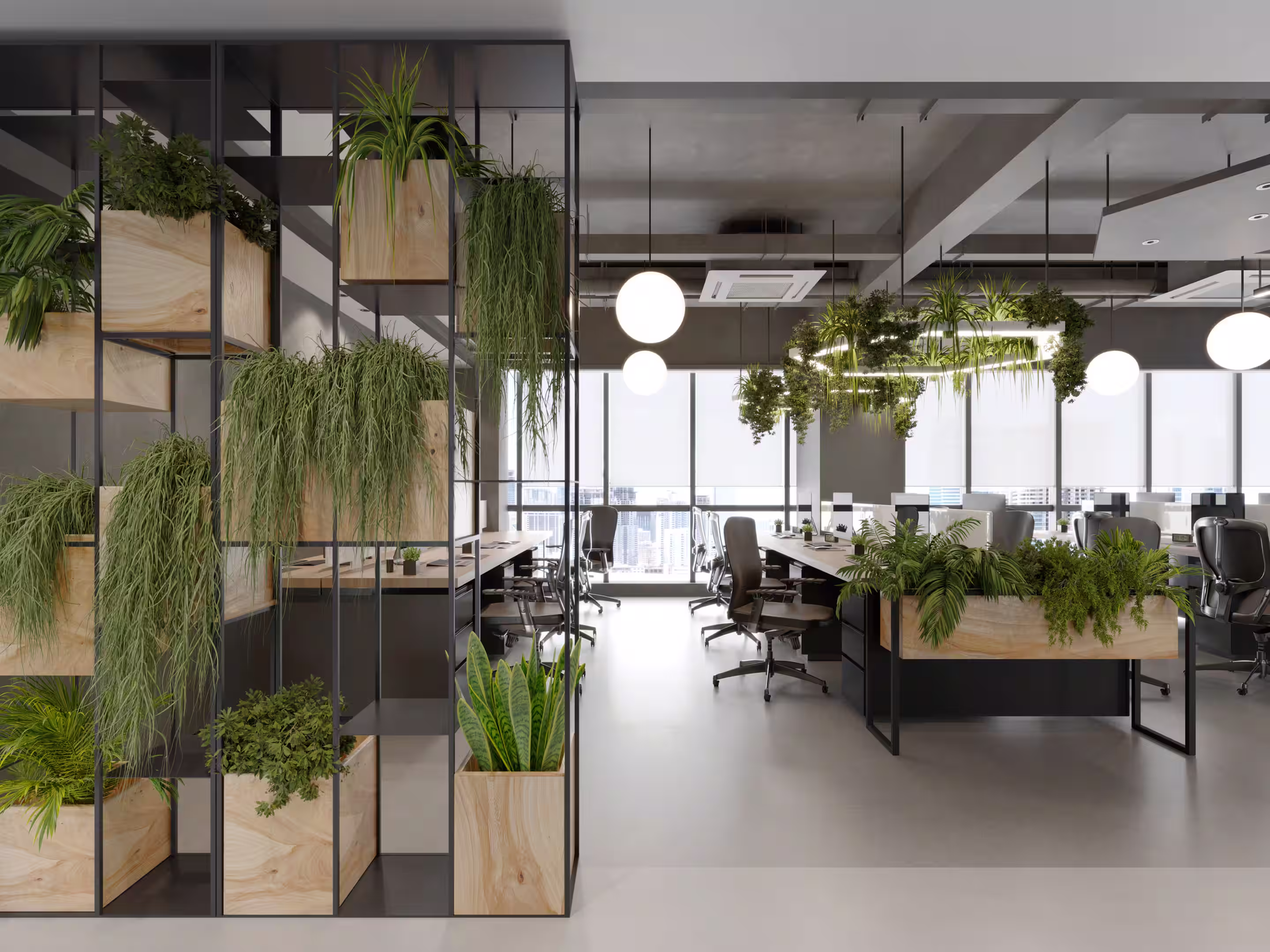 Modernes Büro mit schwarzen Stühlen, Holztischen und zahlreichen Grünpflanzen in Holzkübeln auf Metallregalen und Hängevorrichtungen.