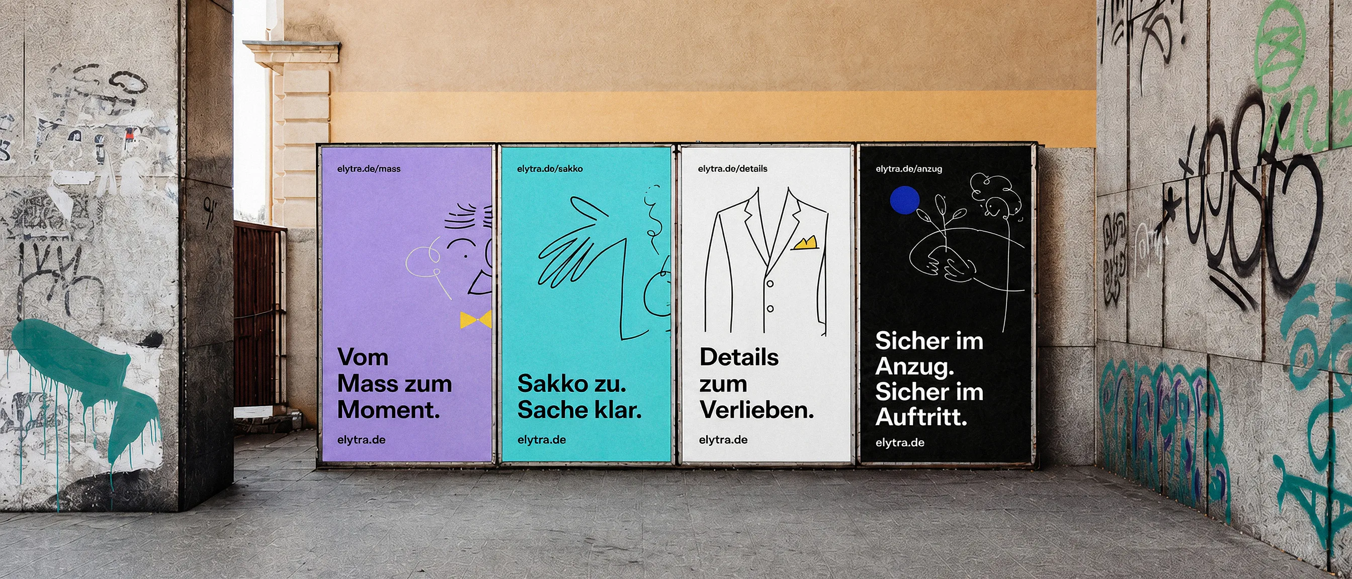 Plakatwand mit vier Plakaten für den Beispielshop Elytra